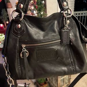 This is a vintage coach purse. It’s part of the poppy collection great purse